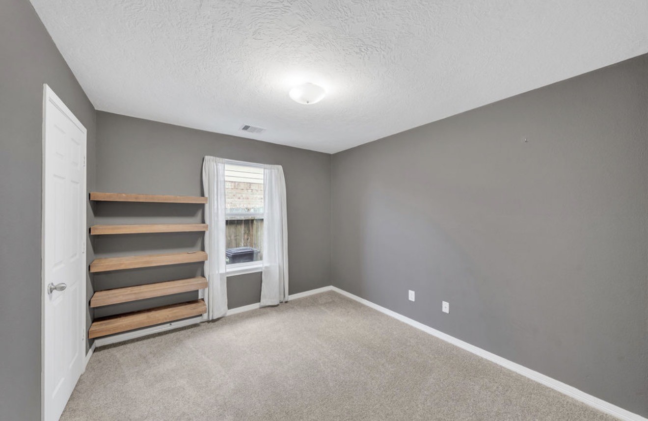 9807 Onyx Trail Drive Rosharon, TX 77583 - Photo 18 of 24 a view of an empty room with a window