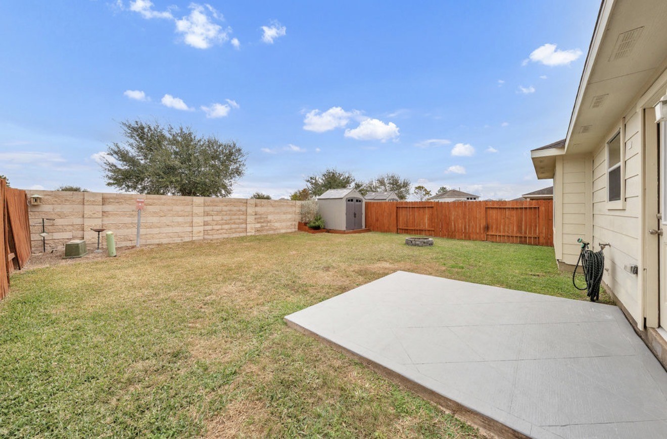 9807 Onyx Trail Drive Rosharon, TX 77583 - Photo 22 of 24 a view of a backyard