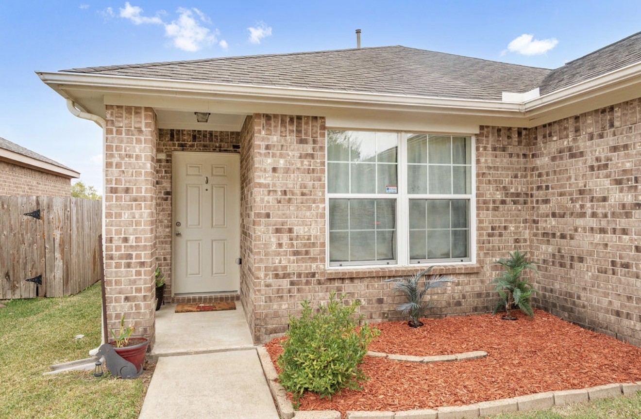 9807 Onyx Trail Drive Rosharon, TX 77583 - Photo 3 of 24 a view of a entryway door of the house