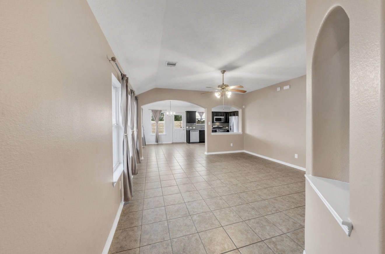 9807 Onyx Trail Drive Rosharon, TX 77583 - Photo 4 of 24 a view of a hallway with a kitchen