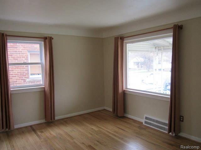 9831 Ruth Avenue Allen Park, MI 48101 - Photo 5 of 16 liv rm wndw.jpg