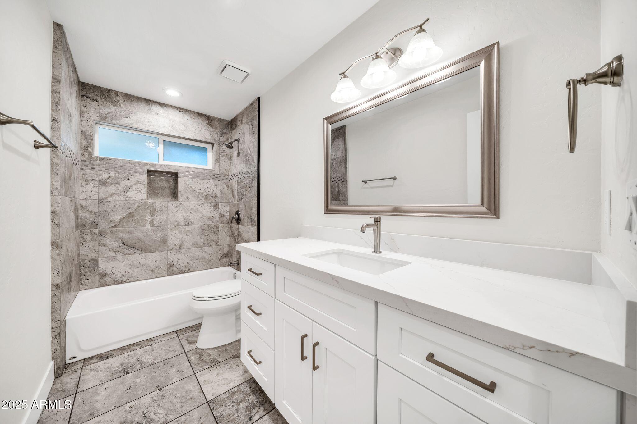 641 West Linger Lane Phoenix, AZ 85021 - Photo 20 of 38 a bathroom with a sink a toilet a mirror and bathtub
