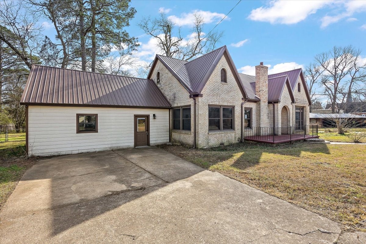370 Austin Street Timpson, TX 75975 - Photo 2 of 30 a front view of a house with a yard and garage