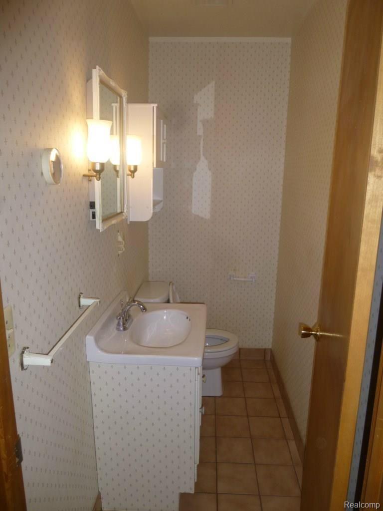 32319 Marblehead Road Farmington, MI 48336 - Photo 24 of 38 P1070886.jpg