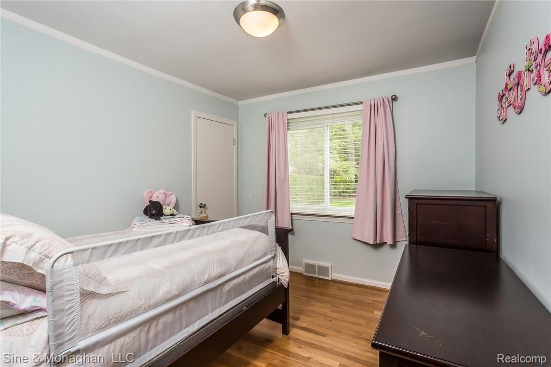 339 Ridgemont Road Grosse Pointe, MI 48236 - Photo 16 of 43 021-Bedroom-4139926-medium.jpg