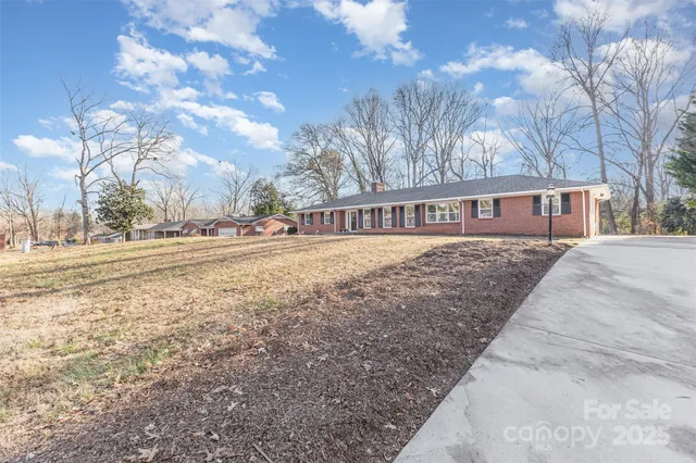 a view of a yard with a house