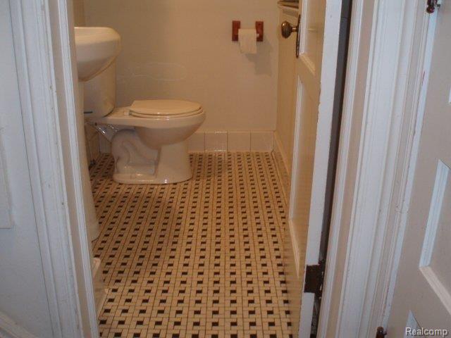 2830 Bamlet Road Royal Oak, MI 48073 - Photo 14 of 18 Lav tile floor.