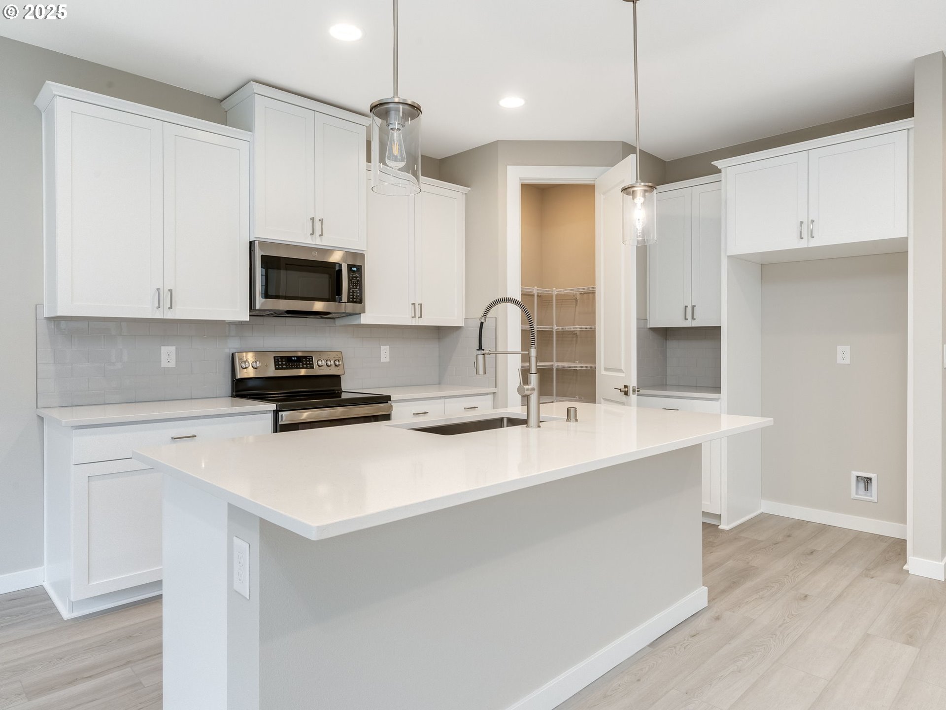 712 Northwest 178th Street Ridgefield, WA 98642 - Photo 13 of 41 a kitchen with kitchen island a sink and appliances