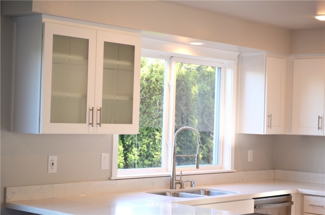 2033 Field Avenue Northeast Renton, WA 98059 - Photo 12 of 25