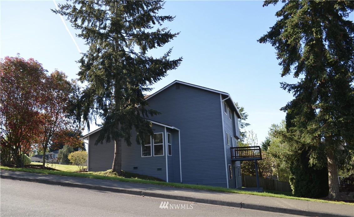 2033 Field Avenue Northeast Renton, WA 98059 - Photo 3 of 25
