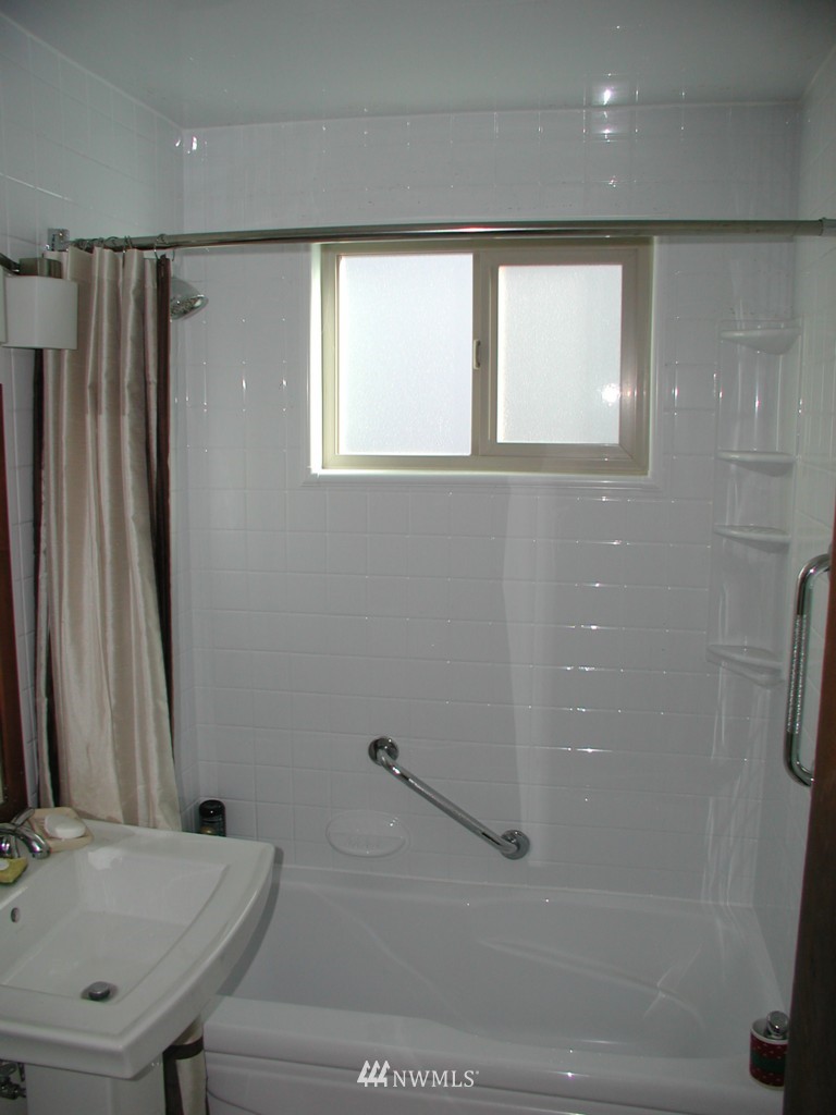 4122 Southwest Rose Street Seattle, WA 98136 - Photo 8 of 15 Gallery Image 8
