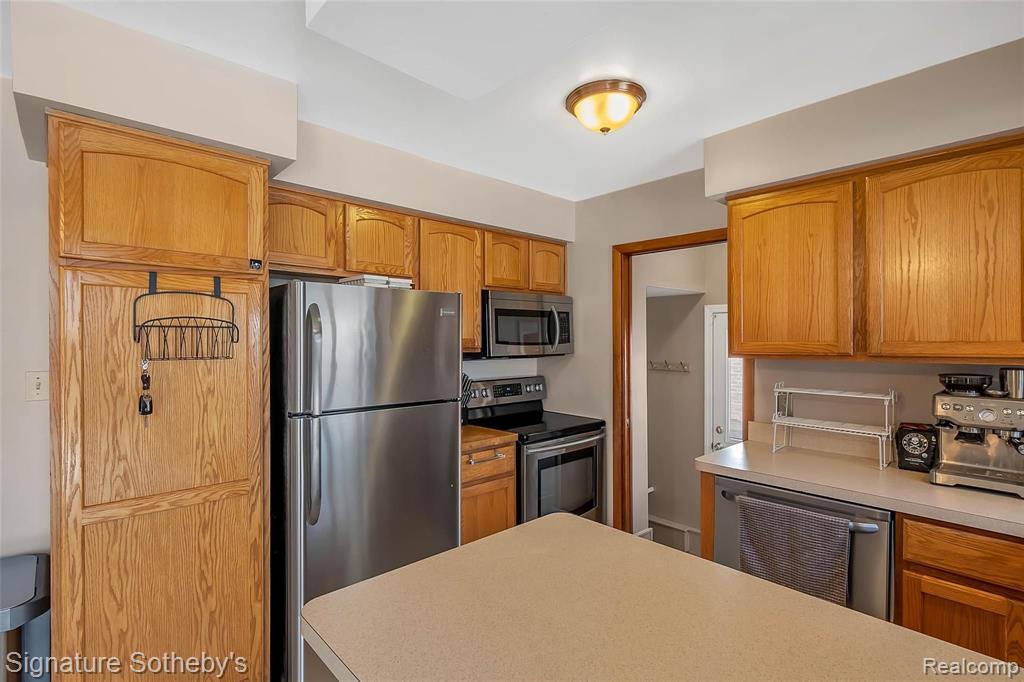 23048 Tuck Road Farmington Hills, MI 48336 - Photo 11 of 36