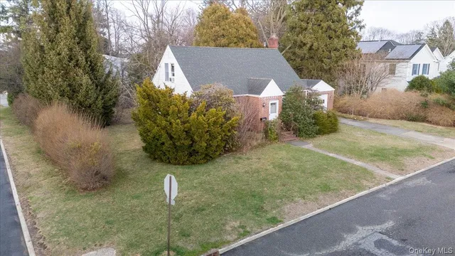a view of a yard in front of the house