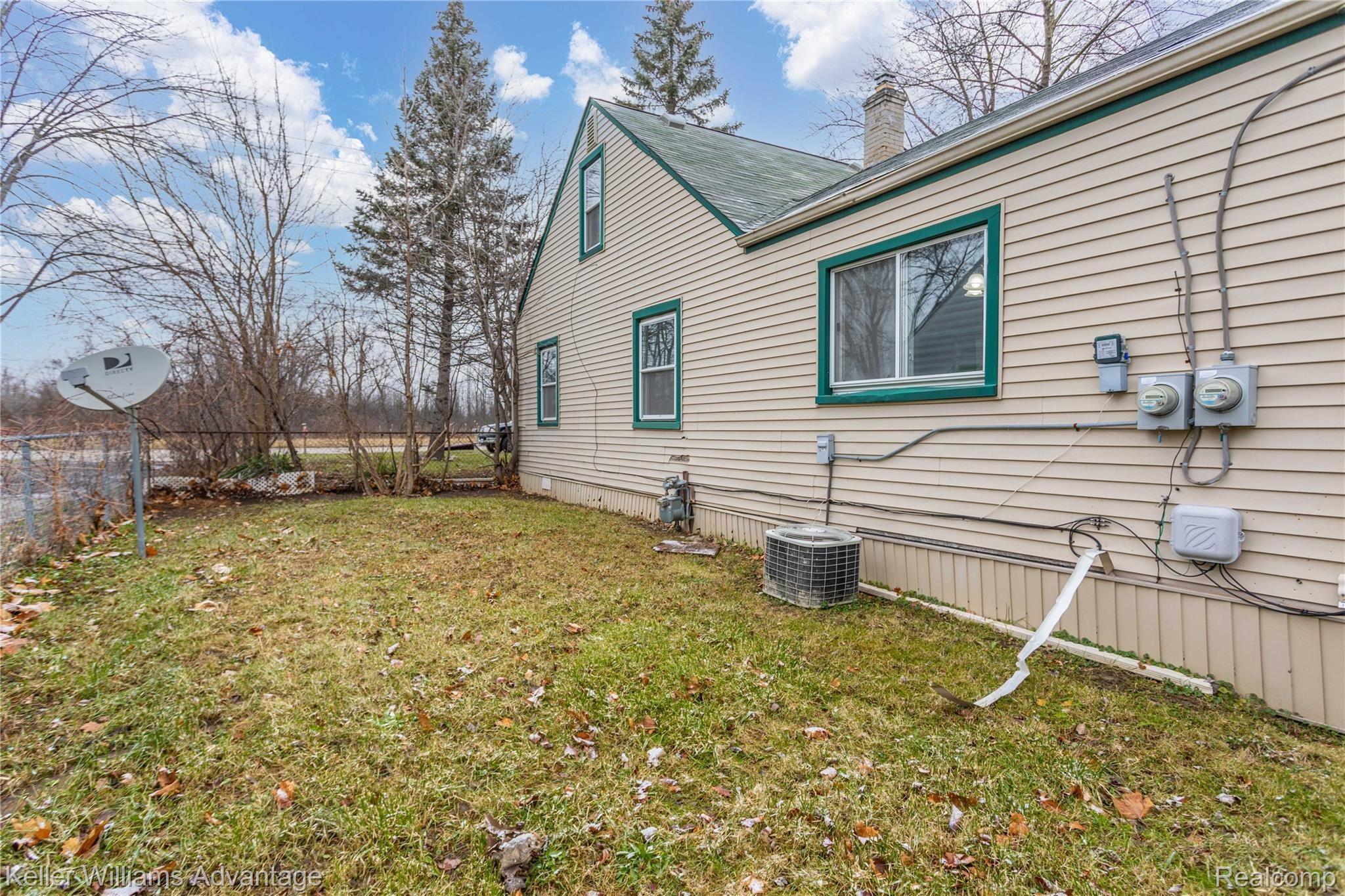 31721 Ecorse Road Romulus, MI 48174 - Photo 24 of 25 Side yard