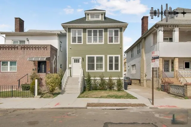 $875,000 | 3743 Neptune Avenue | Seagate