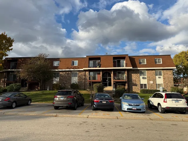 $146,000 | 600 Mesa Drive, Unit 104, Hoffman Estates, IL 60169