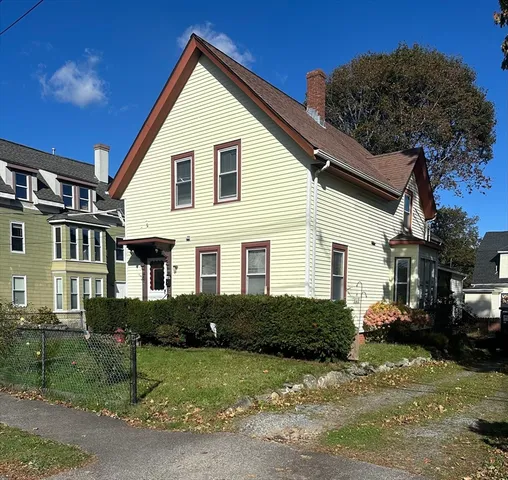 a view of a house with a yard