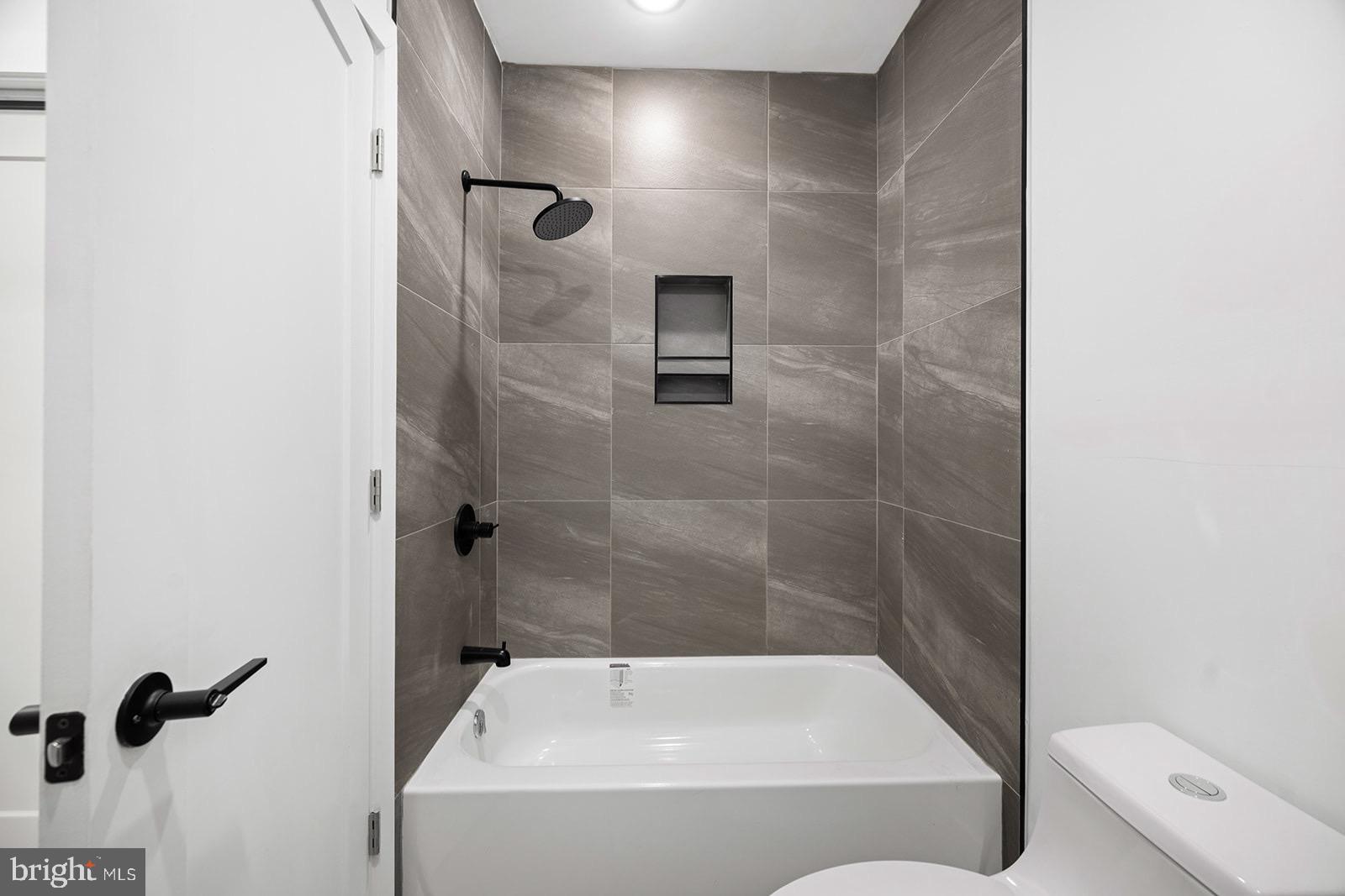 3216 West Diamond Street, Unit 3 Philadelphia, PA 19121 - Photo 14 of 17 a bathroom with a bathtub