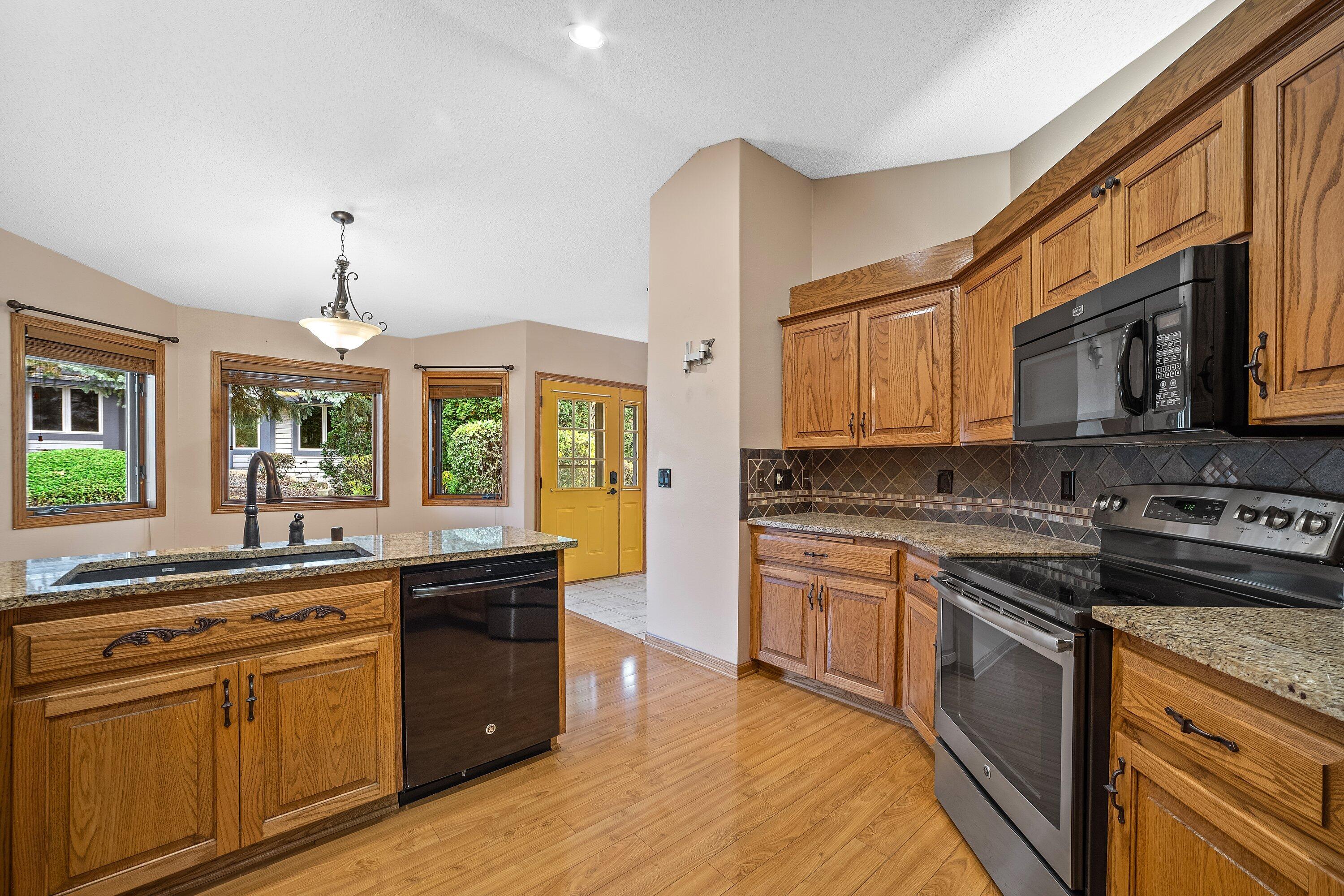 613 Bayview Road Mukwonago, WI 53149 - Photo 21 of 58 Kitchen