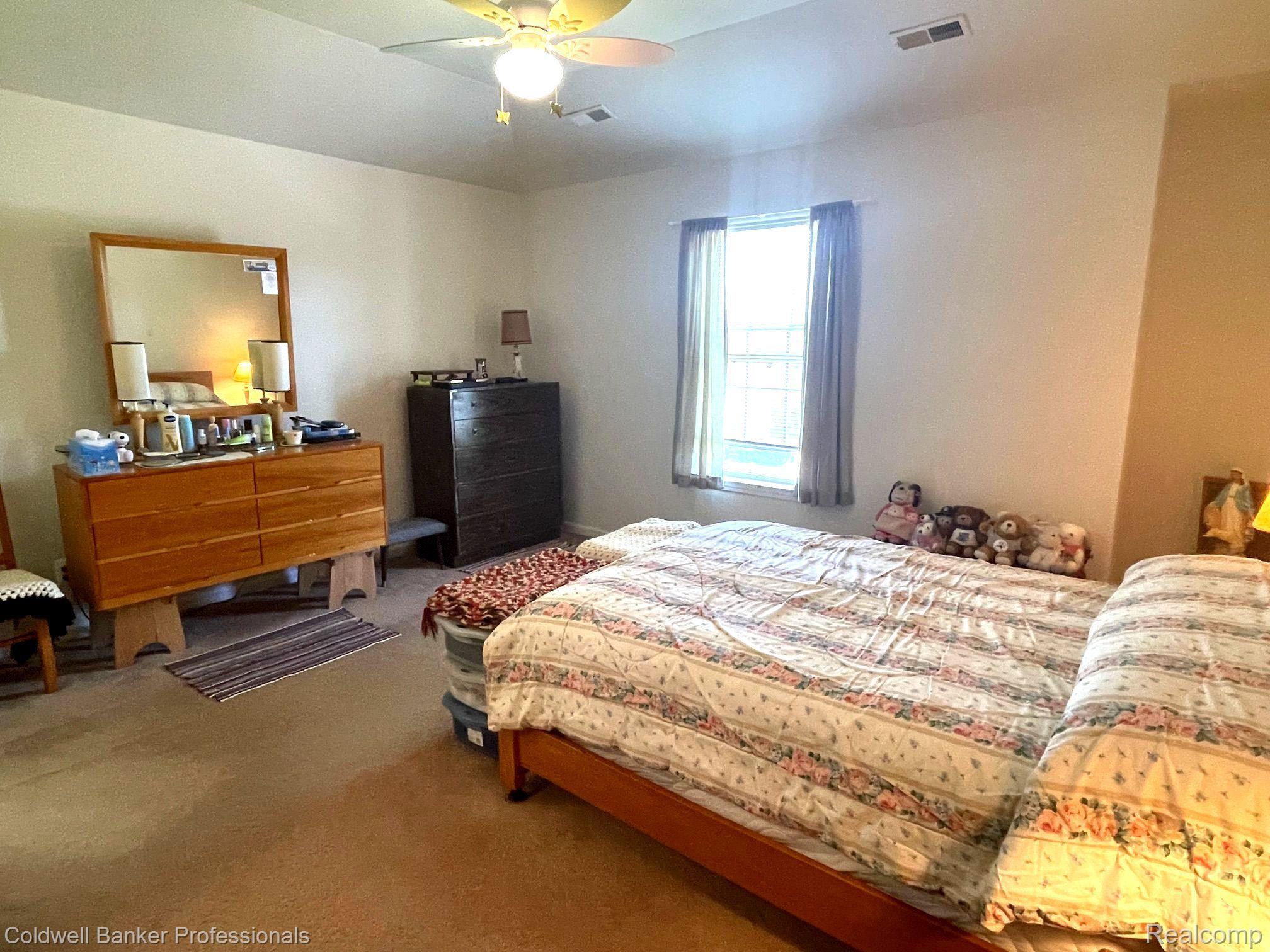 11716 Farmington Road Livonia, MI 48150 - Photo 14 of 26 Large Master Bedroom w/tray ceiling.