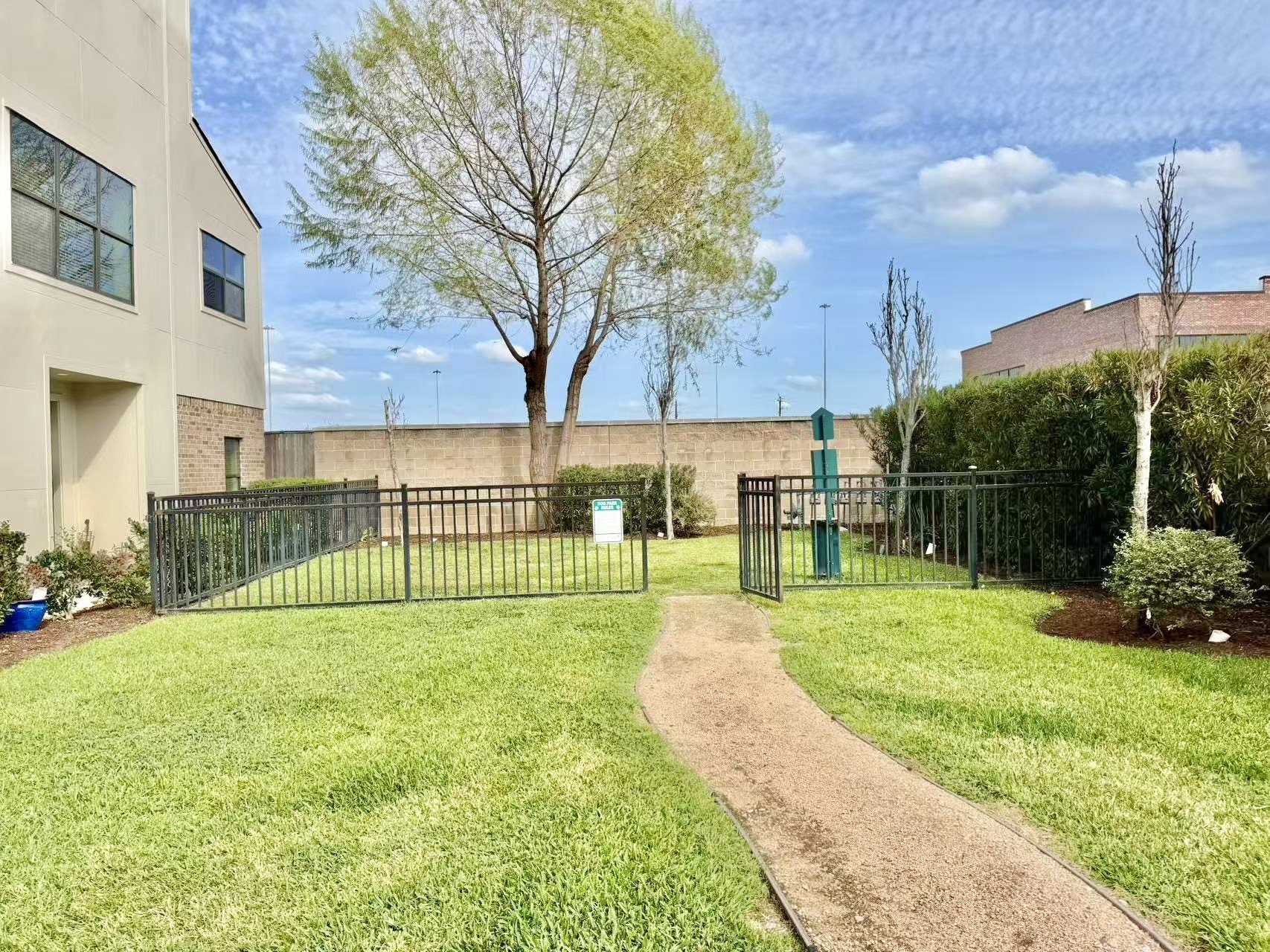 1254 North Post Oak Road, Unit B Houston, TX 77055 - Photo 24 of 25 a view of a park and a fence