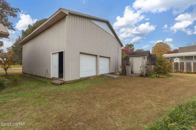 a view of a house with backyard and garden