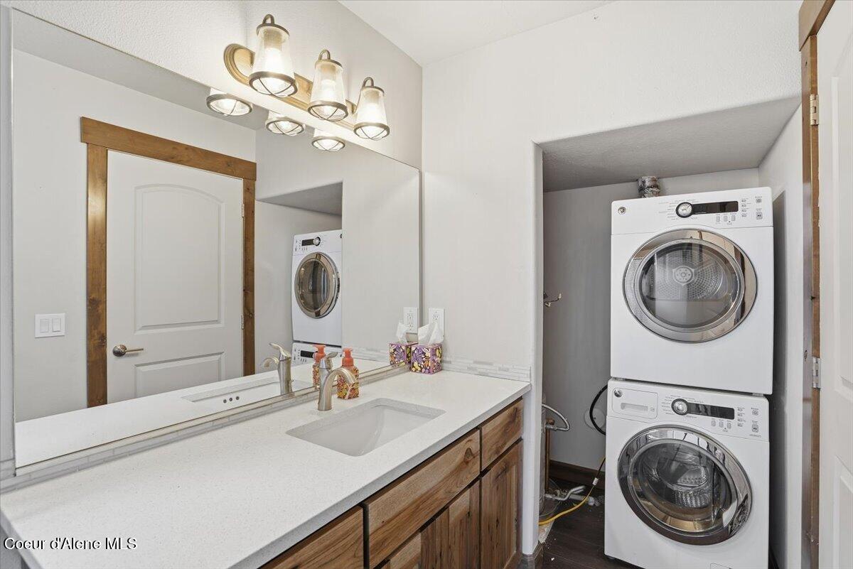 848 Chase Road, Unit 205 Post Falls, ID 83854 - Photo 15 of 30 Main Floor Bath & Laundry