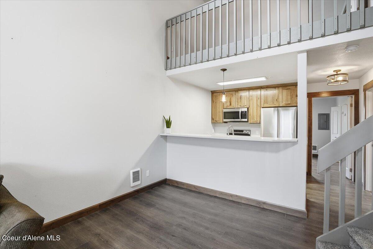 848 Chase Road, Unit 205 Post Falls, ID 83854 - Photo 5 of 30 Kitchen and breakfast bar