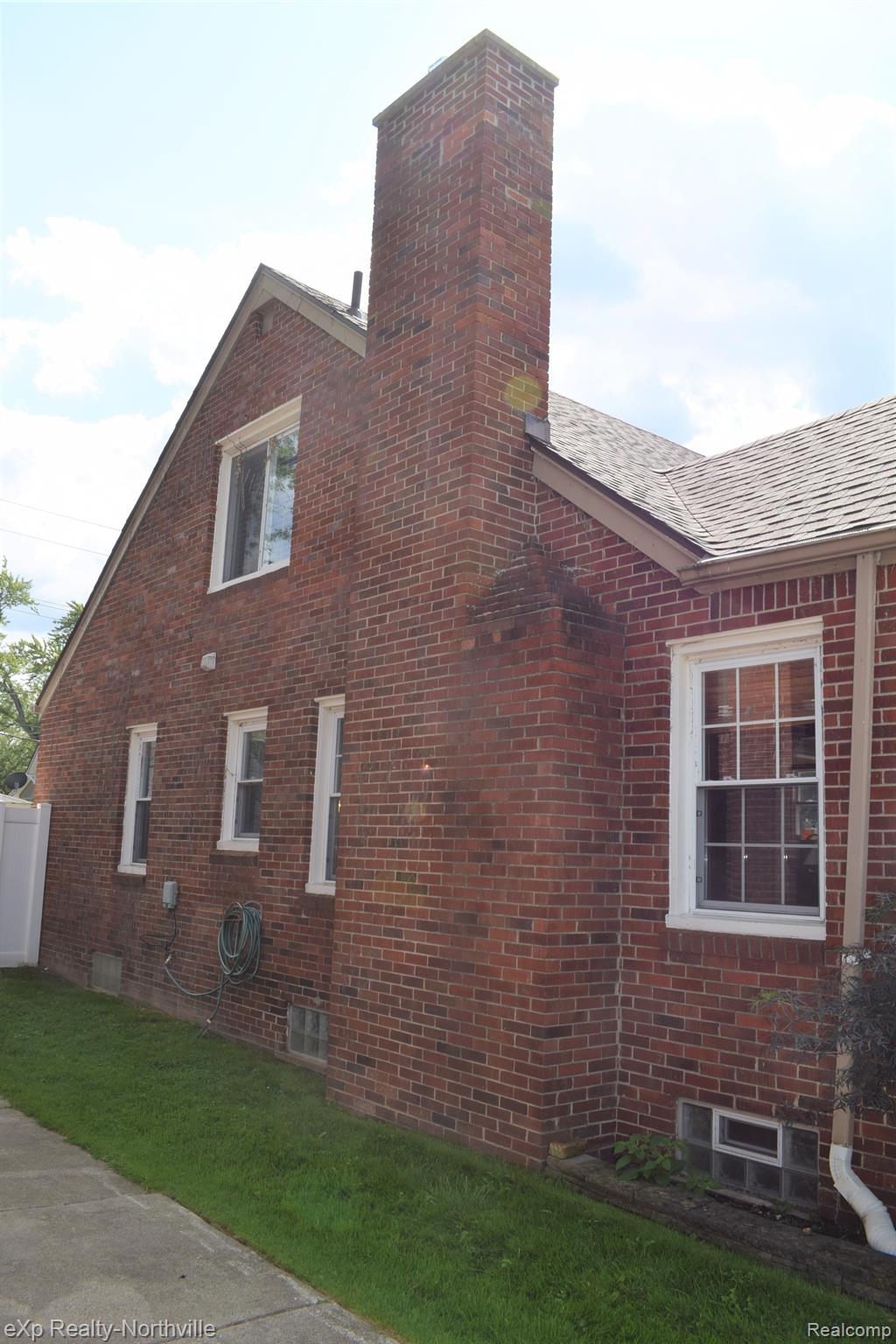 1047 Columbia Road Berkley, MI 48072 - Photo 34 of 38 East side of house