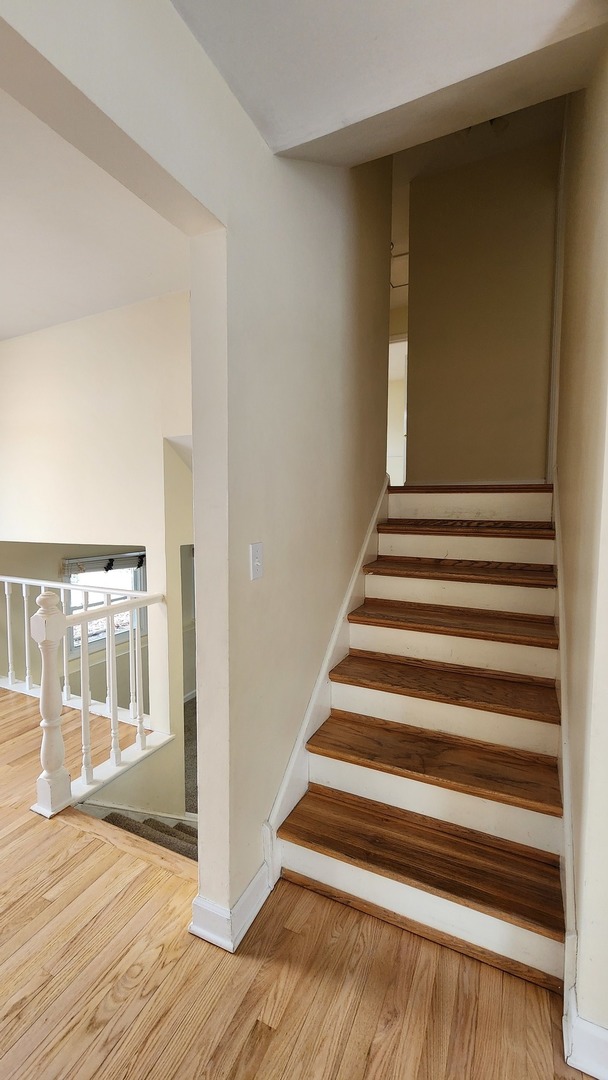 5 Castlegate Court Vernon Hills, IL 60061 - Photo 13 of 25 a view of entryway and hall with wooden floor