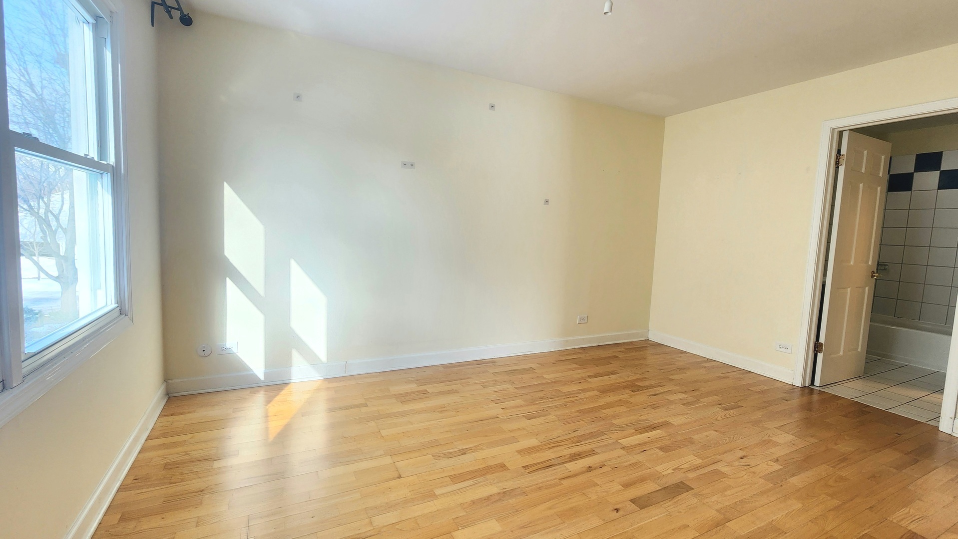 5 Castlegate Court Vernon Hills, IL 60061 - Photo 14 of 25 a view of an empty room and window