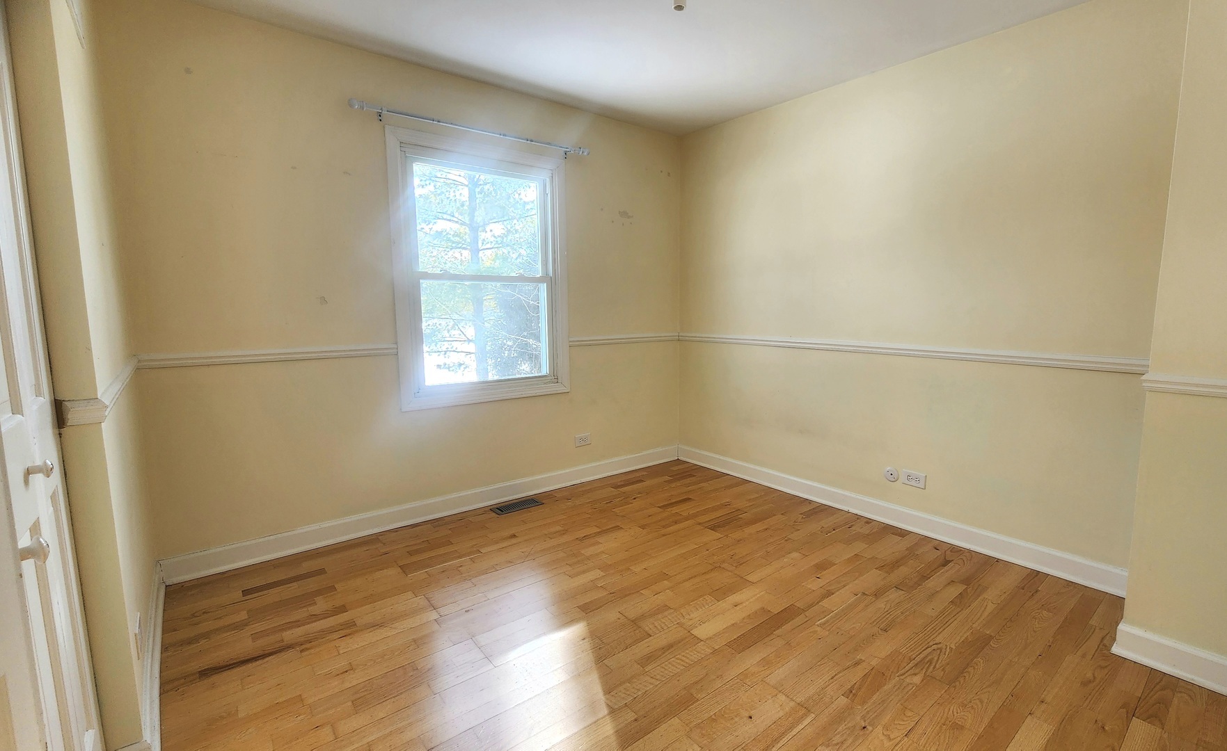 5 Castlegate Court Vernon Hills, IL 60061 - Photo 15 of 25 an empty room with wooden floor and windows