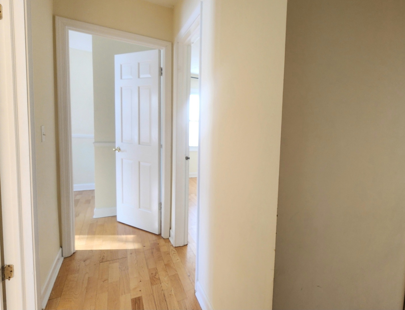 5 Castlegate Court Vernon Hills, IL 60061 - Photo 17 of 25 a view of a bathroom from a hallway