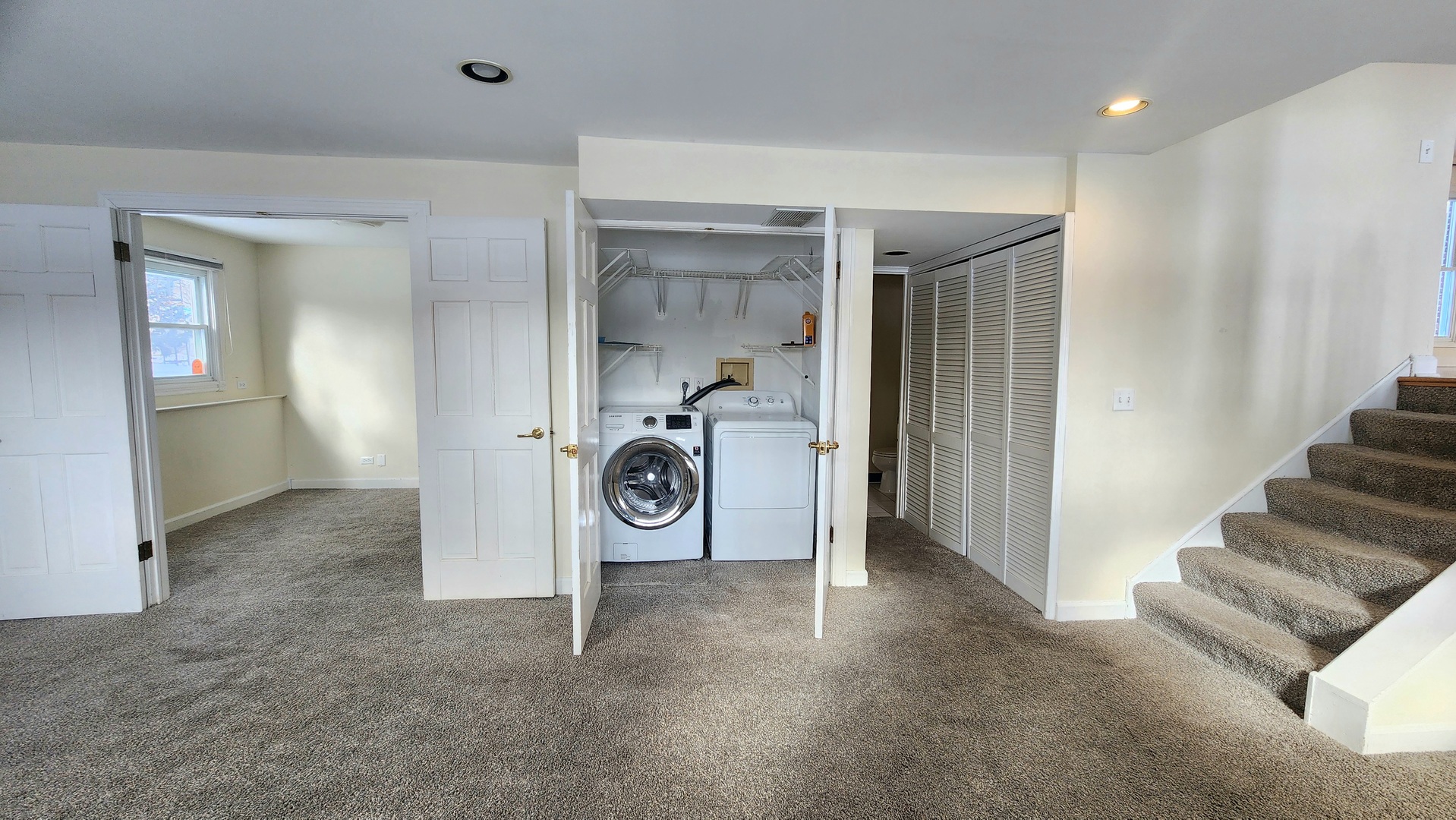5 Castlegate Court Vernon Hills, IL 60061 - Photo 23 of 25 a view of a livingroom with a washer and dryer