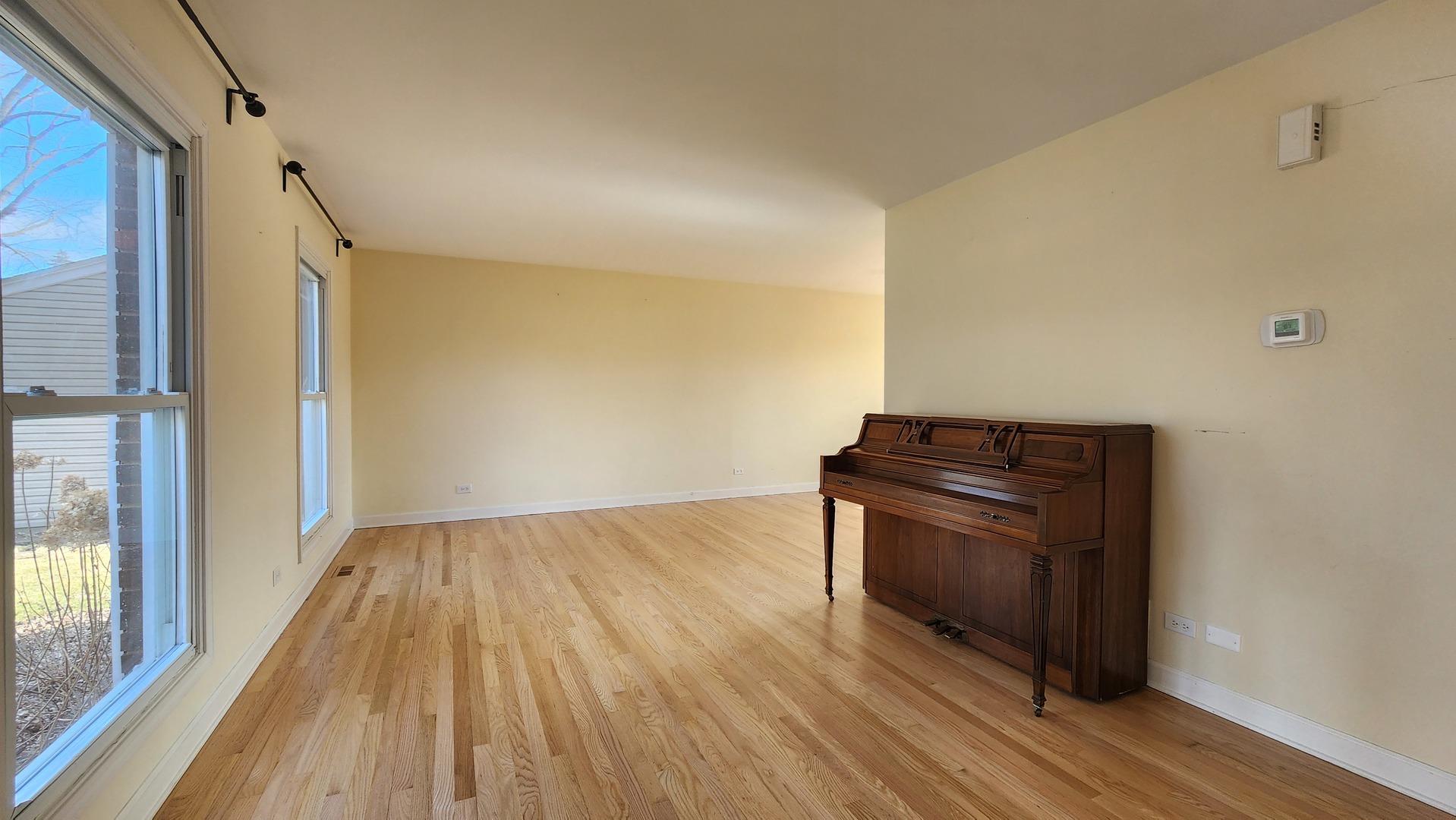 5 Castlegate Court Vernon Hills, IL 60061 - Photo 4 of 25 a view of a living room with wooden floor and a window