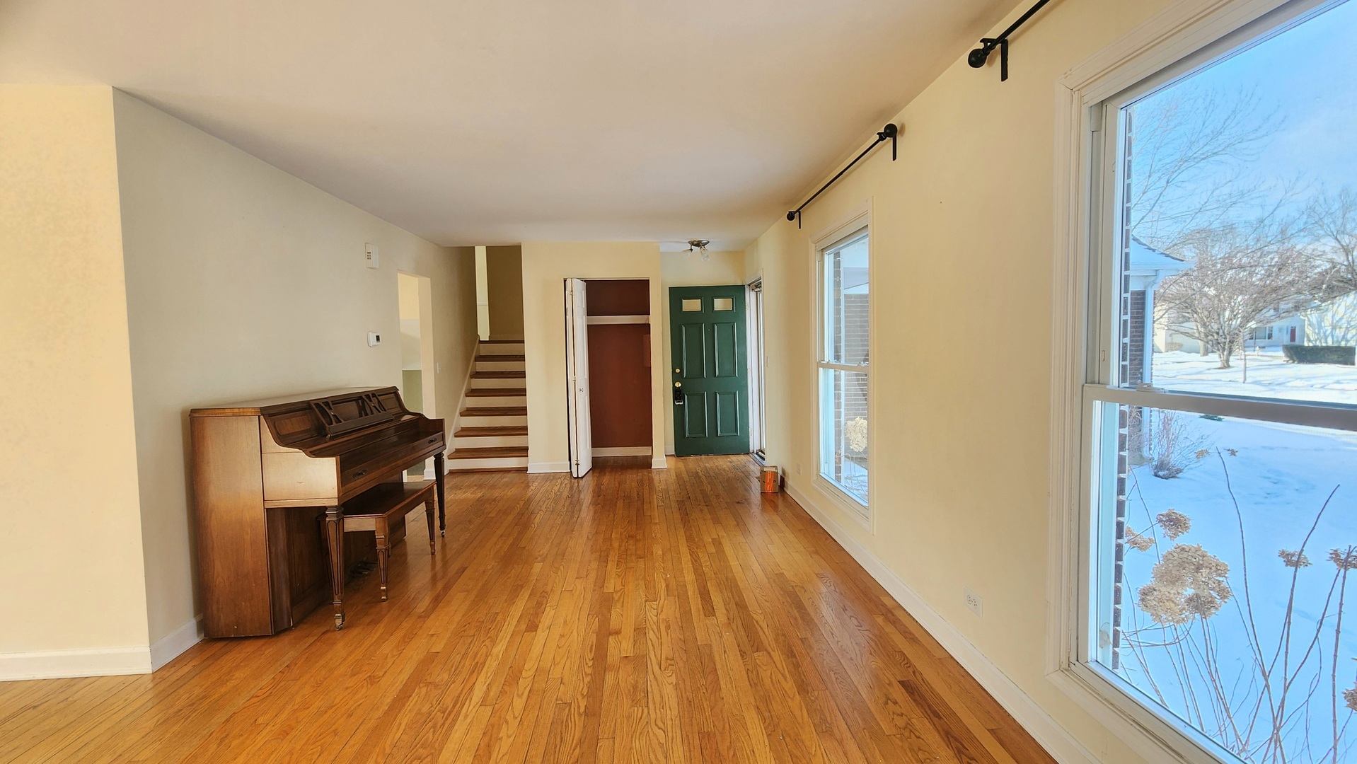 5 Castlegate Court Vernon Hills, IL 60061 - Photo 6 of 25 a view of a hallway with wooden floor and furniture