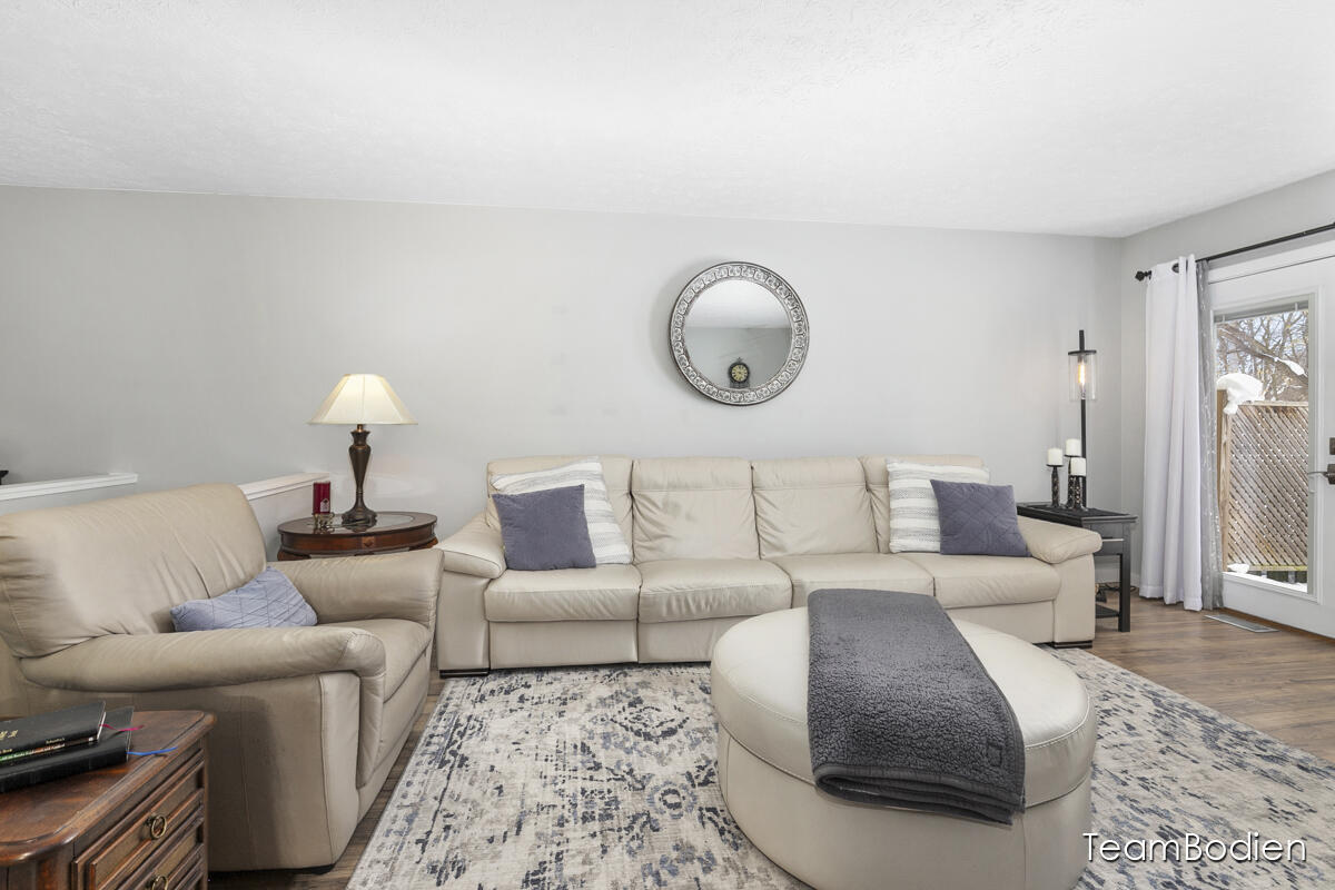 2644 Knightsbridge Road Southeast Grand Rapids, MI 49546 - Photo 3 of 11 IMG_1002