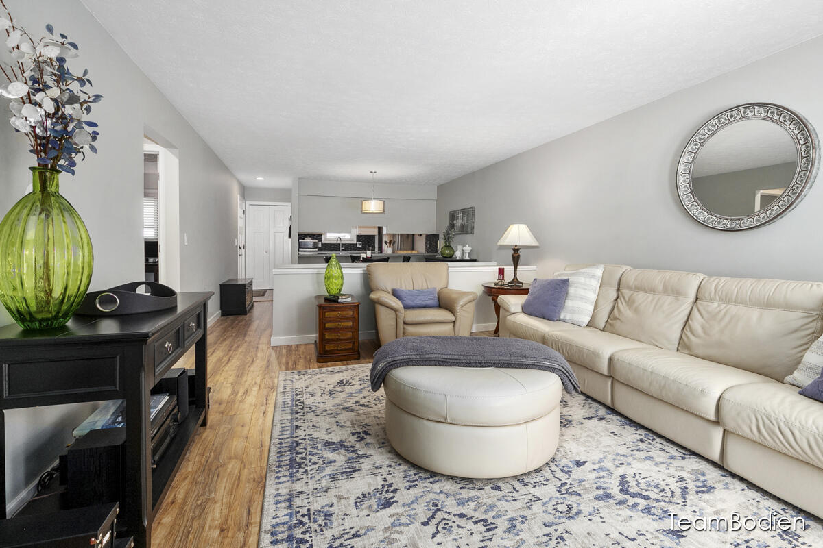 2644 Knightsbridge Road Southeast Grand Rapids, MI 49546 - Photo 4 of 11 IMG_1003