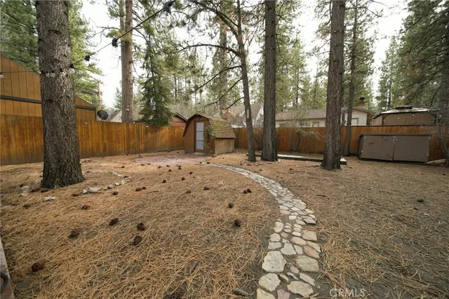 a view of a backyard