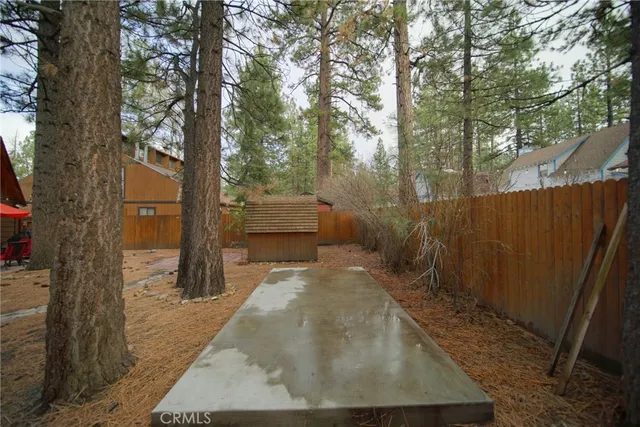 a view of a backyard