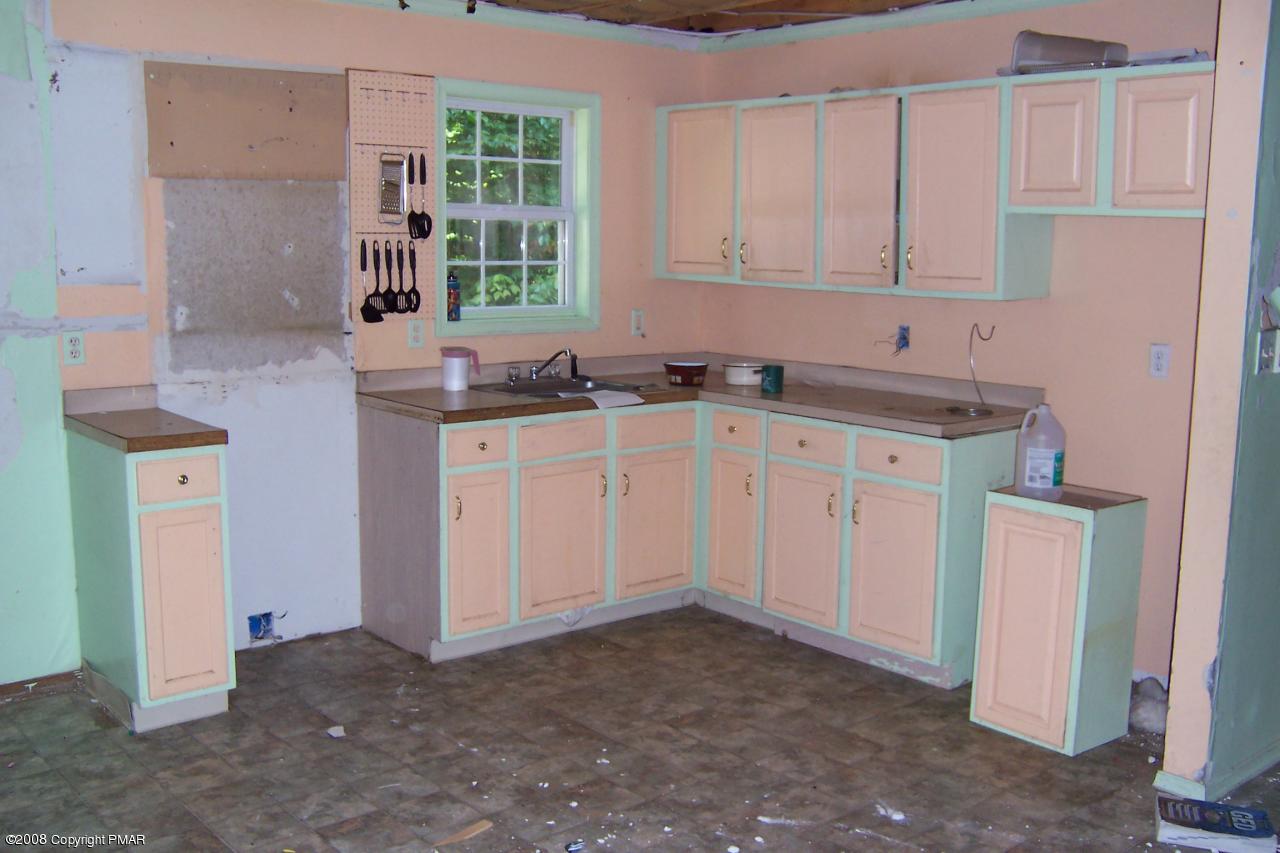 G392 Deerfield Road Tobyhanna, PA 18466 - Photo 4 of 9 Kitchen
