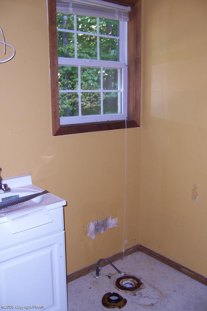 G392 Deerfield Road Tobyhanna, PA 18466 - Photo 9 of 9 Half Bath
