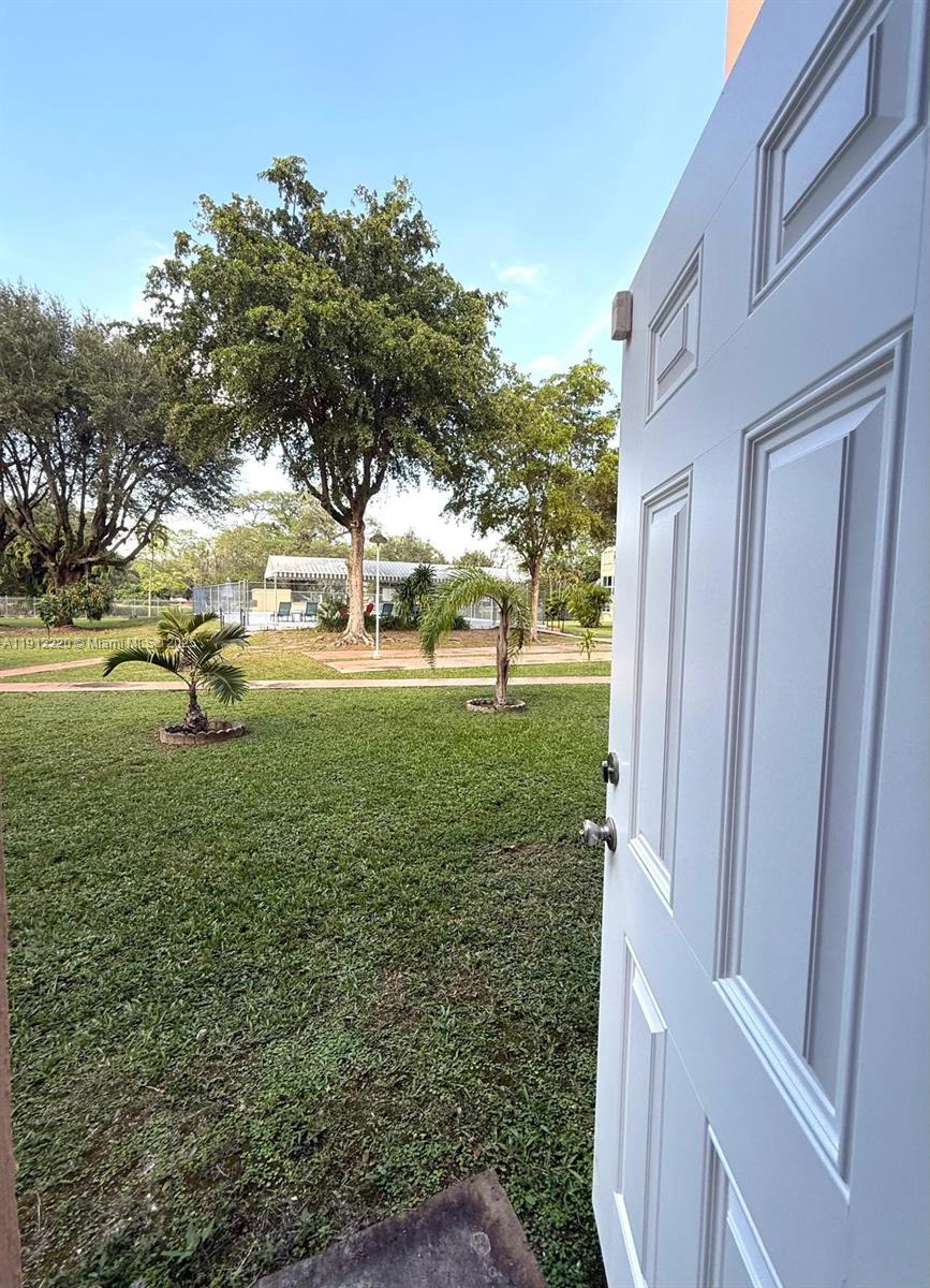 a view of yard with green space