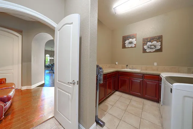 a view of a chairs in patio of back yard
