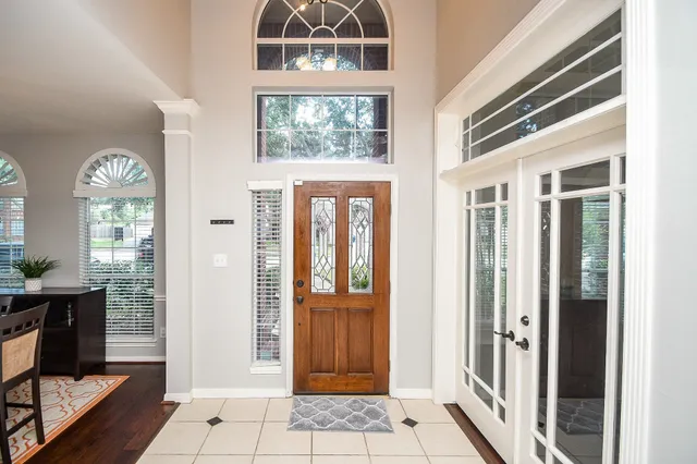 a view of an entryway with livingroom