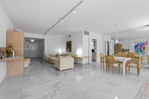 $1,095,000 | 4925 Collins Avenue, Unit 1A, Miami Beach, FL 33140