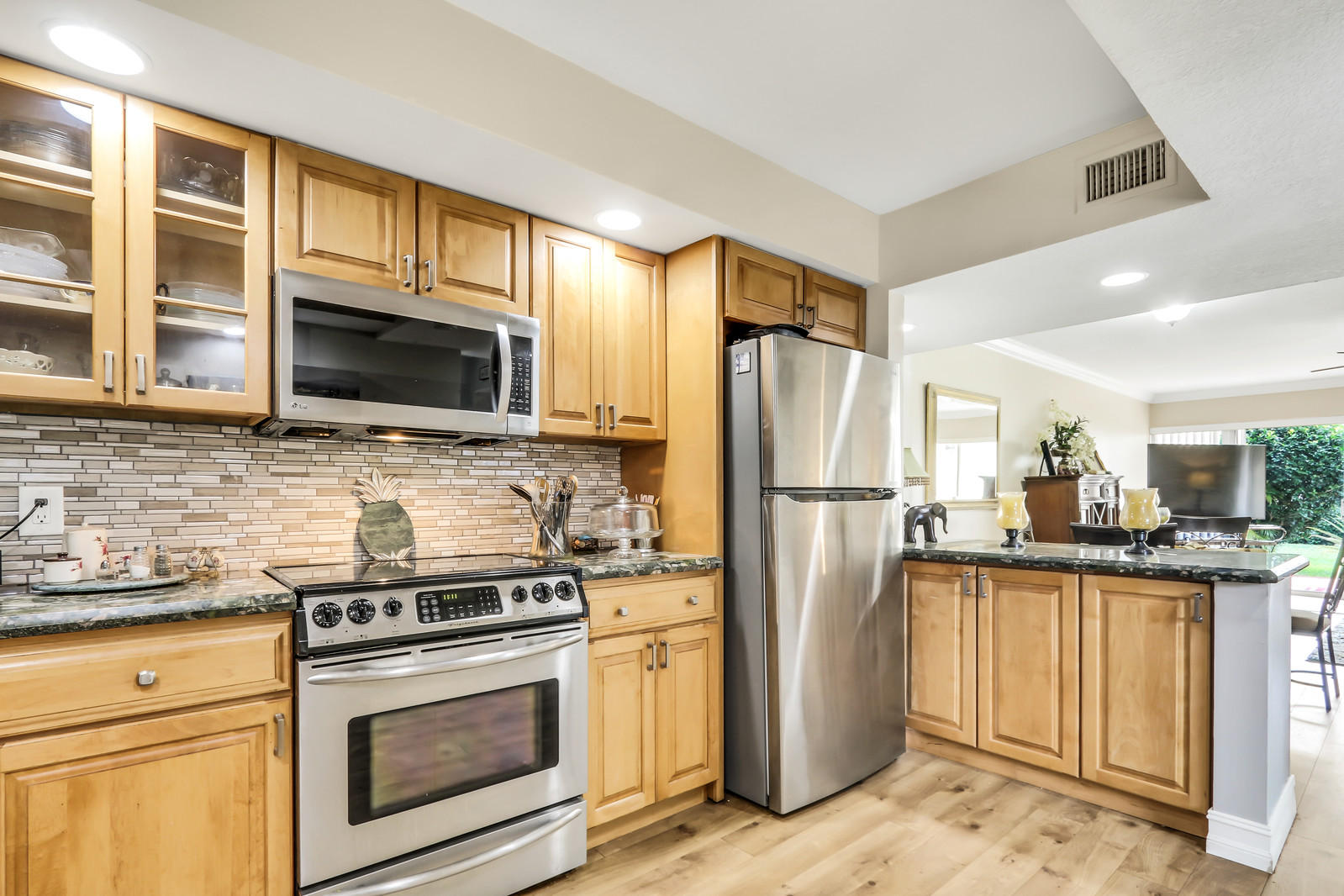 398 Golfview Road, Unit L North Palm Beach, FL 33408 - Photo 2 of 21 398 Golfvieww Kitchen baar