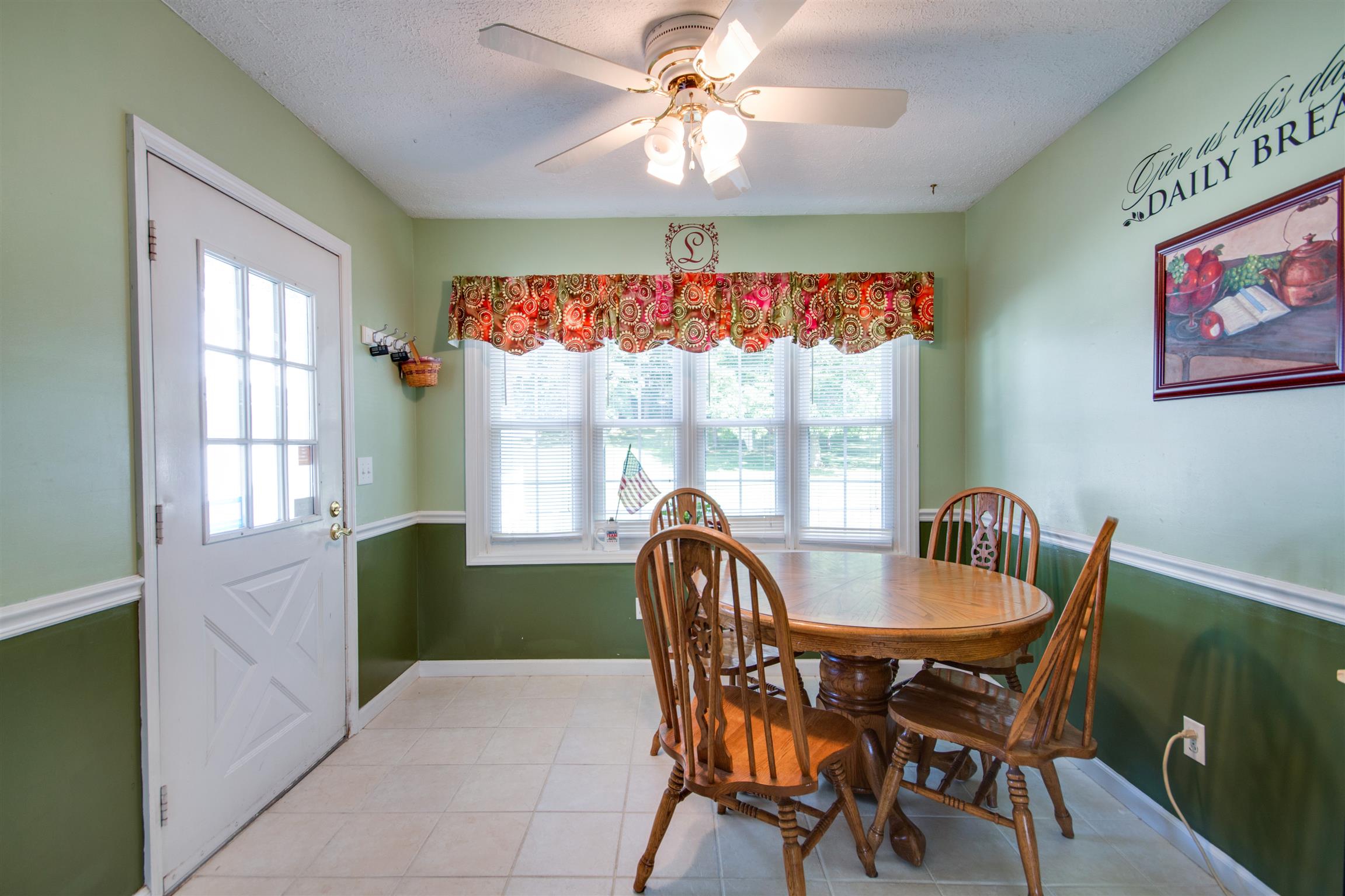 507 Mortons Lake Road Manchester, TN 37355 - Photo 10 of 22 Breakfast nook
