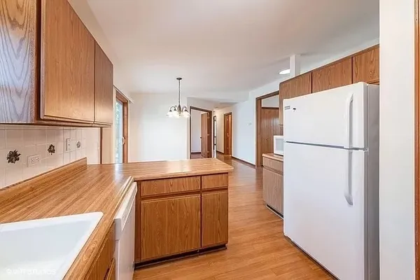 $2,400 | 35 Evergreen Road, Streamwood, IL 60107