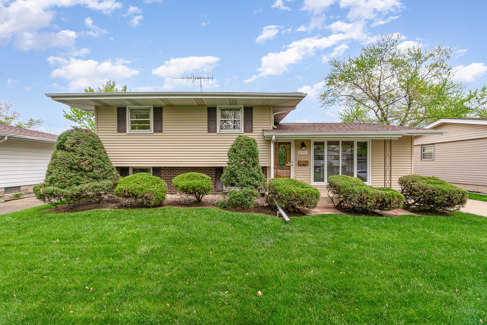 18909 Ridgewood Avenue Lansing, IL 60438 - Photo 1 of 37 Gallery Image 1